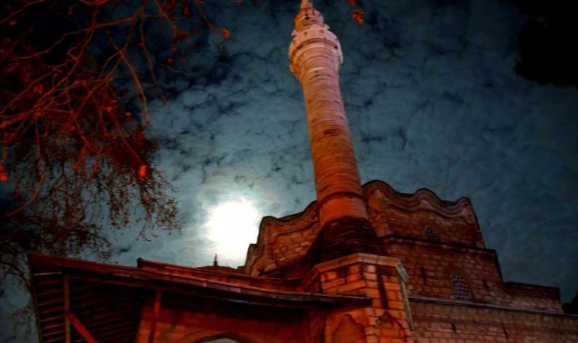 Ay ve bulutlar kartpostallık görüntüler oluşturdu