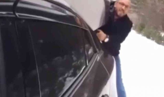 Ayaklarına poşet giydi, otomobilin arkasına asılıp karda kaydı