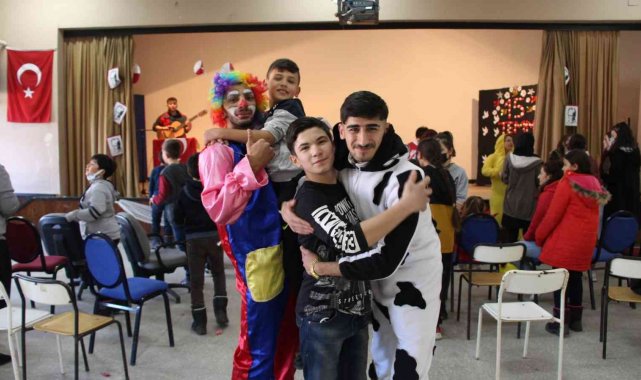 Ayancık Gençlik Merkezi gönüllüleri çocukları mutlu etti