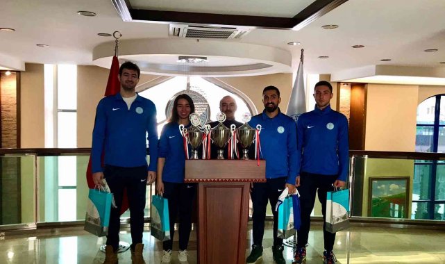 AYBÜ Şampiyonlarını sevincini Genel Sekreter Öztürk ile paylaştı