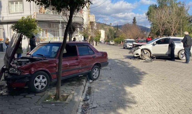 Aydın'da 2 araç kafa kafaya çarpıştı: 1 yaralı