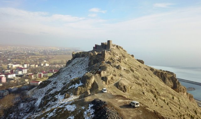 Aydınlatılan Adilcevaz Kalesi'ne görkemli açılış