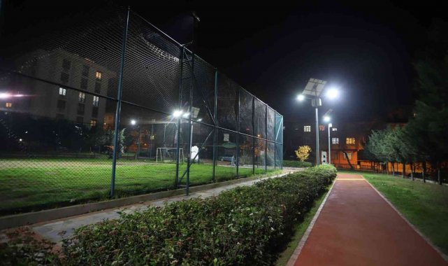 Aydınlatma çalışmaları ile Kartal'ın parkları ışıl ışıl oluyor