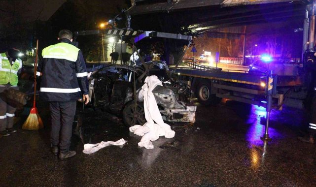 Aydınlatma direklerine çarpıp alev alan otomobilin sürücüsü hayatını kaybetti