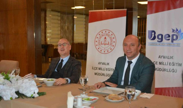 Ayvalık'ta başarılı öğrencilerine öğle yemeği ikramı