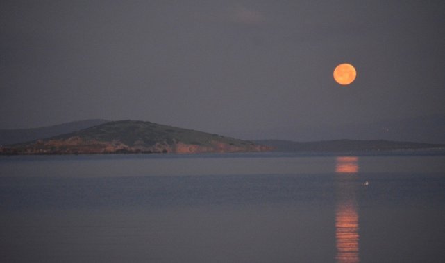 Ayvalık'ta dolunay ihtişamı
