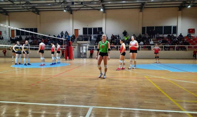 Ayvalıkgücü voleybolda doludizgin gidiyor