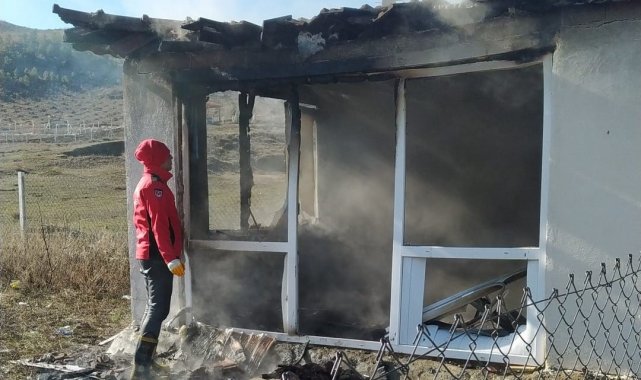 Bağ evi yangında kül oldu