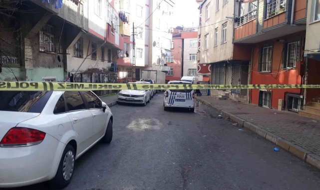 Bağcılar&#039;da cinayet: Aynı evde yaşadığı kişiyi bıçaklayıp kaçtı