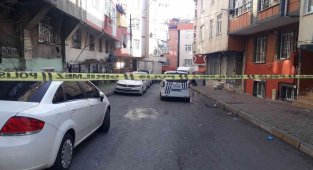 Bağcılar'da cinayet: Aynı evde yaşadığı kişiyi bıçaklayıp kaçtı