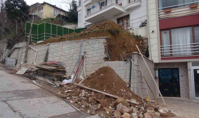 Bahçe duvarından düşen işçi yaralandı