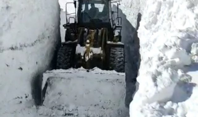 Bahçesaray'da 6 metre karda ekiplerin zorlu mücadelesi