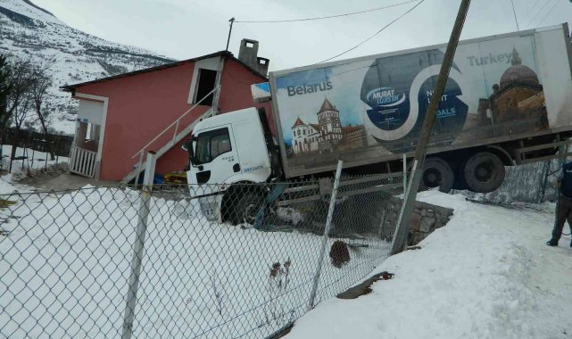 Bahçeye düşen tır 3 gün sonra çıkarıldı