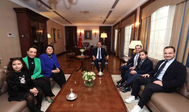 Bakan Çavuşoğlu, Dr. Sadık Ahmet'in ailesini kabul etti