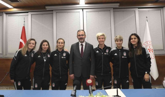 Bakan Kasapoğlu, Beşiktaş Kadın Futbol Takımı'nı kabul etti