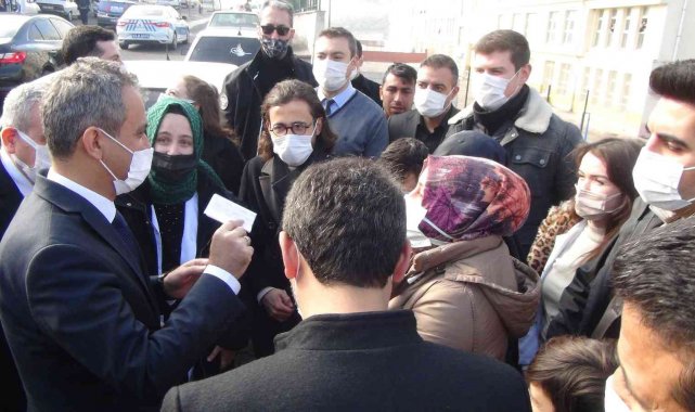 Bakan Özer, 3 yıldır eşinden ayrı olan öğretmene hayatının mutluluğunu yaşattı