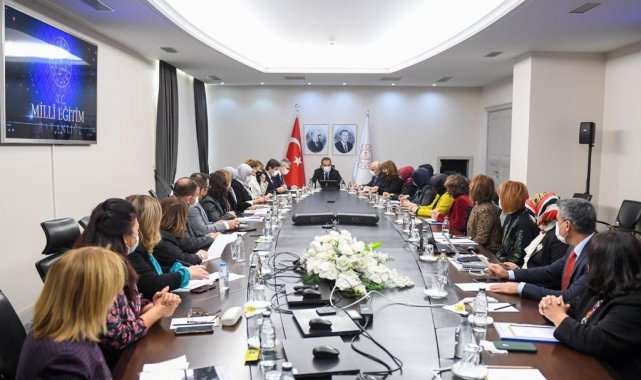 Bakan Özer, olgunlaşma enstitülerinin müdürleriyle bir araya geldi