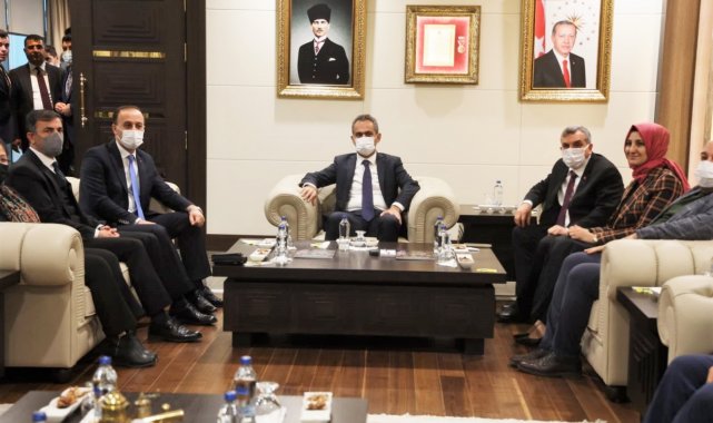 Bakan Özer'den Şanlıurfa Büyükşehir Belediyesine ziyaret