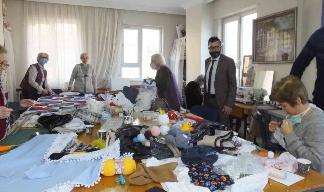 Balıkesir'de eski kıyafetler kadınların elinde kırkyama oldu