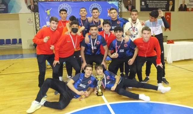 Balıkesir&#039;de Okul Sporları Bölge Birinciliği ödül töreni coşkusu