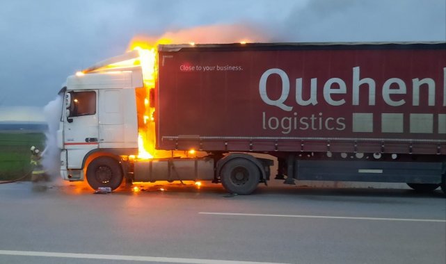 Balıkesir'de seyir halindeki tır alev alev yandı