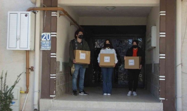 Balıkesir'de üniversiteliler ihtiyaç sahiplerine gıda yardımı götürdü