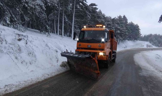 Balıkesir'in yükseklerinde kar yağışı devam ediyor