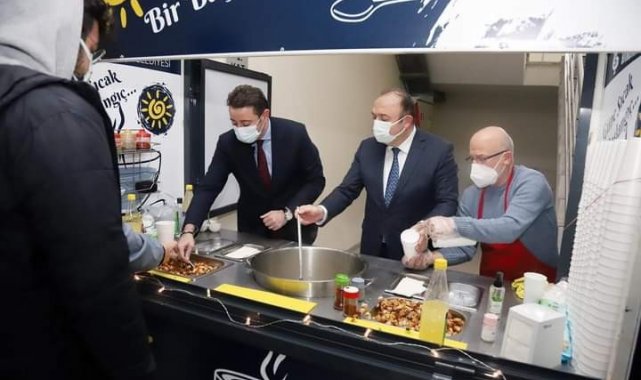 Bandırma Belediyesinden üniversite öğrencilerine sıcak çorbaya devam