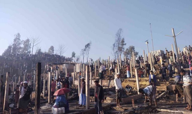 Bangladeş'te göçmen kampında çıkan yangında 4 bin 500 kişi evsiz kaldı