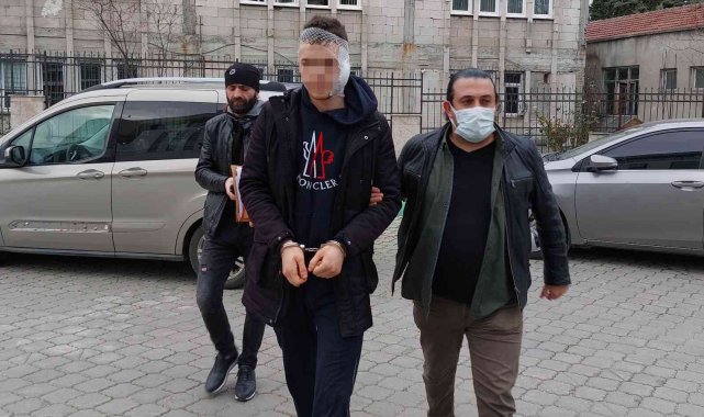 Bar önünde 3 kişi bıçaklandı