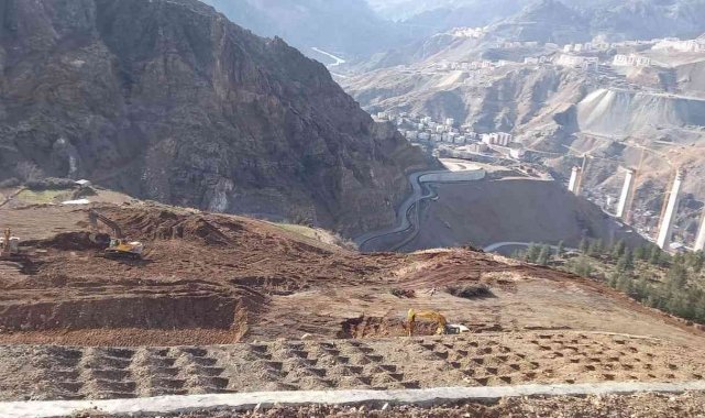 Baraj nedeniyle sular altında kalacak ilçede vatandaşlara mezarlarını taşımaları için anonslarla çağrıda bulunuluyor