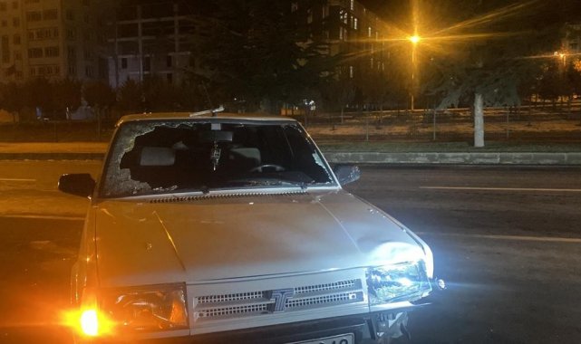 Barışma teklifini reddeden kız arkadaşını yoldan geçen aracın önüne attı