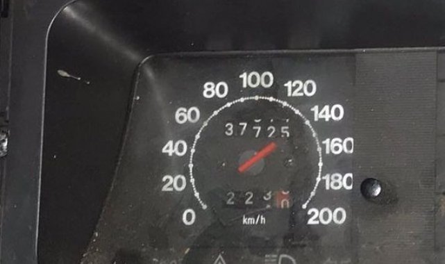 Bariyerlere ok gibi saplanan otomobilin ibresi 140&#039;a takılı kaldı