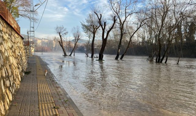 Bartın Irmağı'ndaki su seviyesi yükseldi, yürüyüş yolları ve iskeleler su altında kaldı