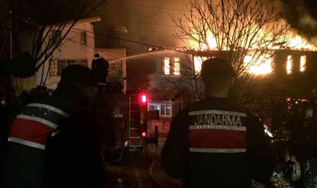 Bartın'da iki katlı ev alevlere teslim oldu