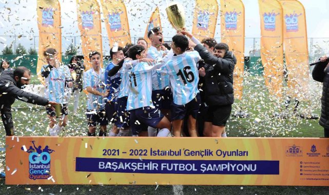 Başakşehir'in yeni şampiyonu kupayı kaldırdı