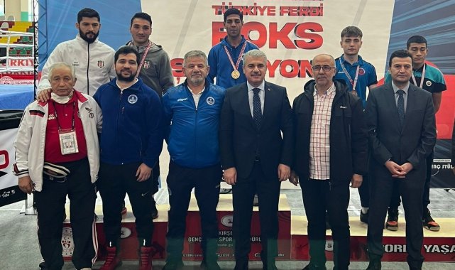 Başarılı eldivenler kürsünün zirvesinde