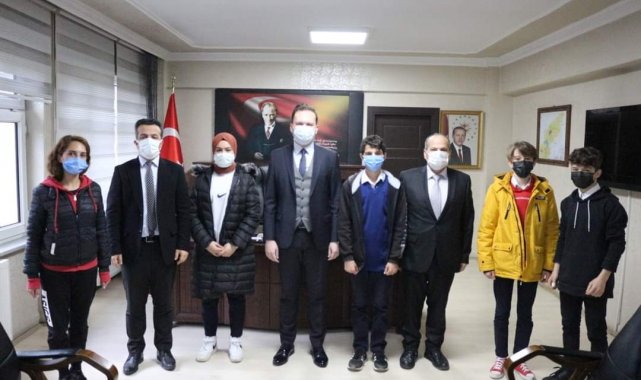 Başarılı ögrenci sporcuları Ulus Kaymakamı ödüllendirdi