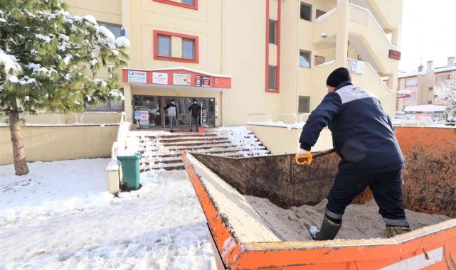 Başiskele'de ekiplerin kar mesaisi sürüyor