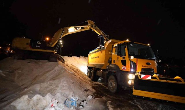 Başiskele'de kar timlerinin çalışmaları sürüyor