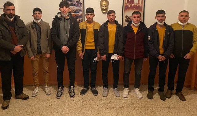 Başkale'de sahte pasaportlu 8 Afgan yakalandı
