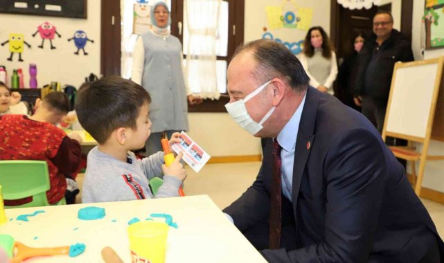 Başkan Akın'dan minik öğrencilere yarıyıl hediyesi