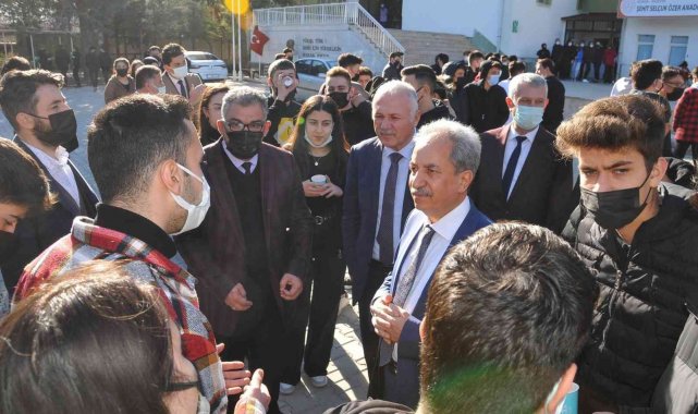 Başkan Akkaya teneffüste öğrencilerle buluştu