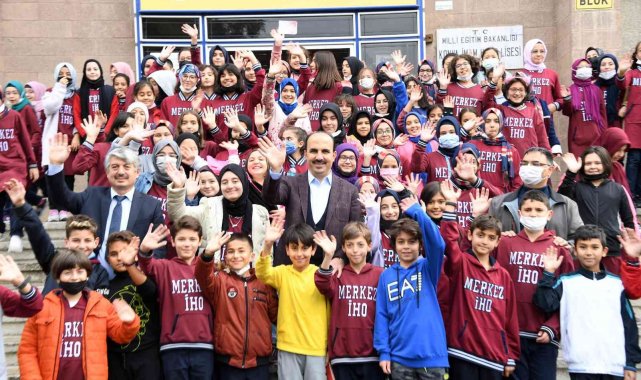 Başkan Altay karne alan öğrencileri tebrik etti