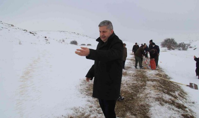 Başkan Altun yaban hayvanlarına yem verdi, yolda ailenin aracını itti