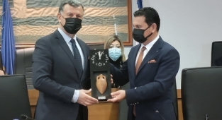 BAŞKAN ARAS'TAN, KOS BELEDİYE BAŞKANI NİKİTARAS'A ZİYARET