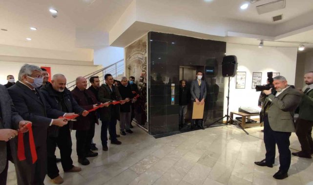 Başkan Aşgın fotoğraf çekti, gazeteciler sergiyi açtı