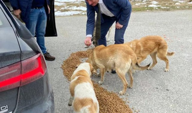 Başkan Ayhan: "Su, mama, bir de sevgiyi ihmal etmeyelim"