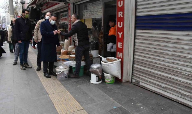 Başkan Beyoğlu gece ev, gündüz esnaf ziyaretinde