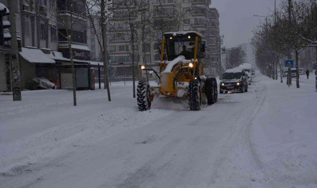 Başkan Beyoğlu kar temizleme çalışmalarına katıldı